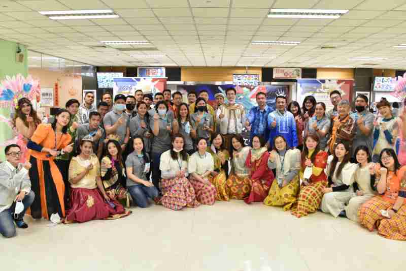 友達推動「安心、、、、創新、、、、用心、、、同心、、、、盡心」五星職旅，，為菲籍員工打造全方位照護，，首度贏得「人權實踐與發展領袖獎」殊榮