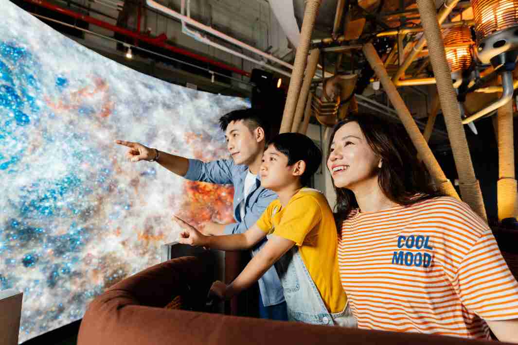 NG大舞台打造全台最大宽6公尺、、高4公尺、、唯一搭载LED弧形拼接显示屏的动感飞行船，，让乘客驻足在热气球上，，，享受身历其境的伪出国旅游乐趣