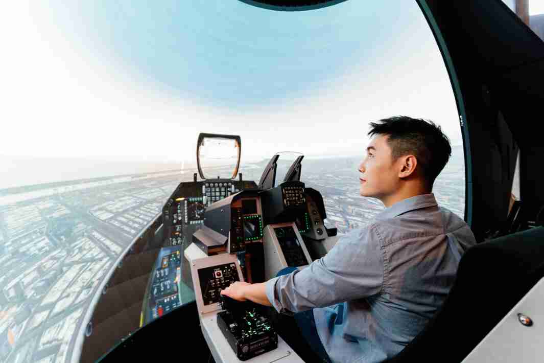 NG大舞台以P1.25小间距打造球形LED模拟舱，，搭配智崴的精密六轴动态座椅，，，，结合NG大舞台专业影像调校技术，，，呈现拟真模拟飞行场景