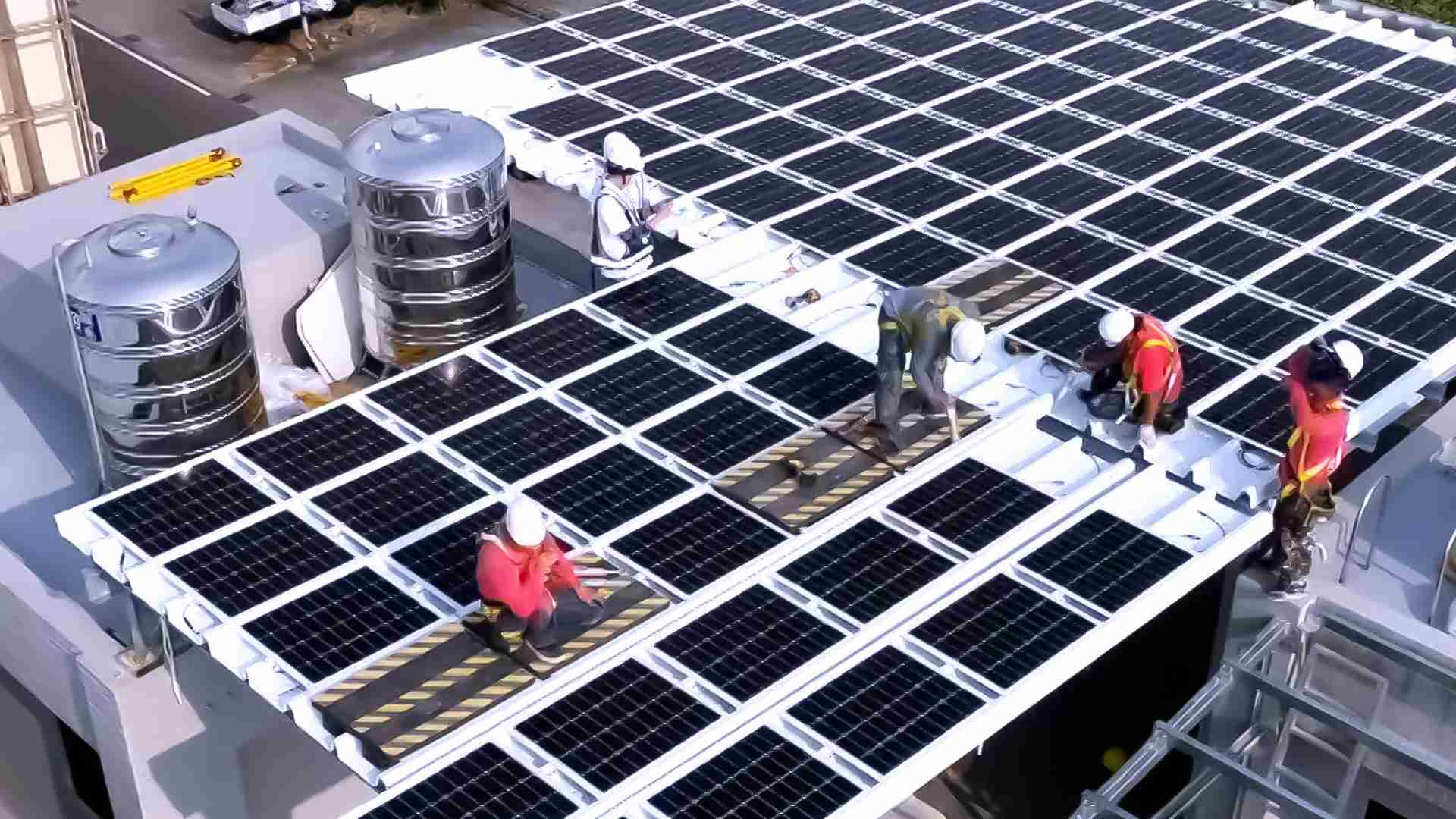 NG大舞台着力于替代能源之技术研发，，，，如光电浪板的相关制程、、、设备与产品，，其中所开发之光电整合型浪板，，，减少传统金属支架安装，，，更提升耐候度，，，，可广泛运用于多元场域，，，，并辅助建筑达到净零碳排目标