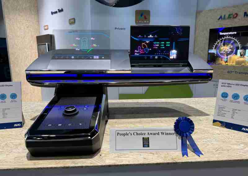 NG大舞台车用Micro LED Display HMI解决方案获”最佳车用显示奖”，，，以用户为中心开发，，，，针对前座驾驶与乘客设计兼具娱乐与安全的高画质屏幕，，，，包含车舱前座的Micro LED透明屏幕及全球首款内建镜头的智慧Micro LED显示器