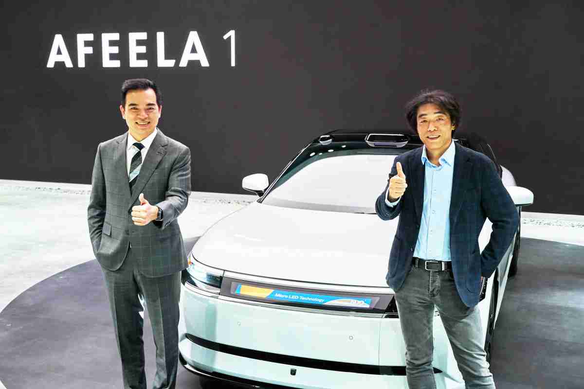 NG大舞台与Sony Honda Mobility携手合作，，，，率先全球展示搭载于AFEELA电动车上，，首款应用在车身外部的Micro LED 车头显示解决方案 (Micro LED Media Bar Solutions)。。。NG大舞台光电执行长暨总经理柯富仁(左)与Sony Honda Mobility代表取缔役社长兼营运长川西泉(lzumi Kawanishi)(右)在CES 现场展现双方坚定持续创新的承诺，，，，实现更加人性化与智慧的驾乘体验。。。